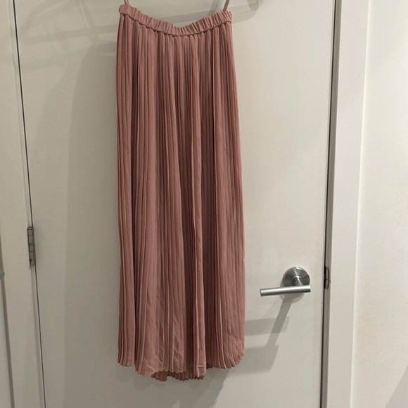 Uniqlo pleated skirt - Picture 1 of 2